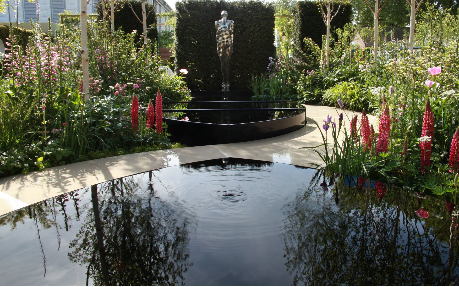 RHS Chelsea Flower Show 2015. 'Breakthrough Breast Cancer Garden'. Silver Gilt Award and People's Choice Best Fresh Garden Award