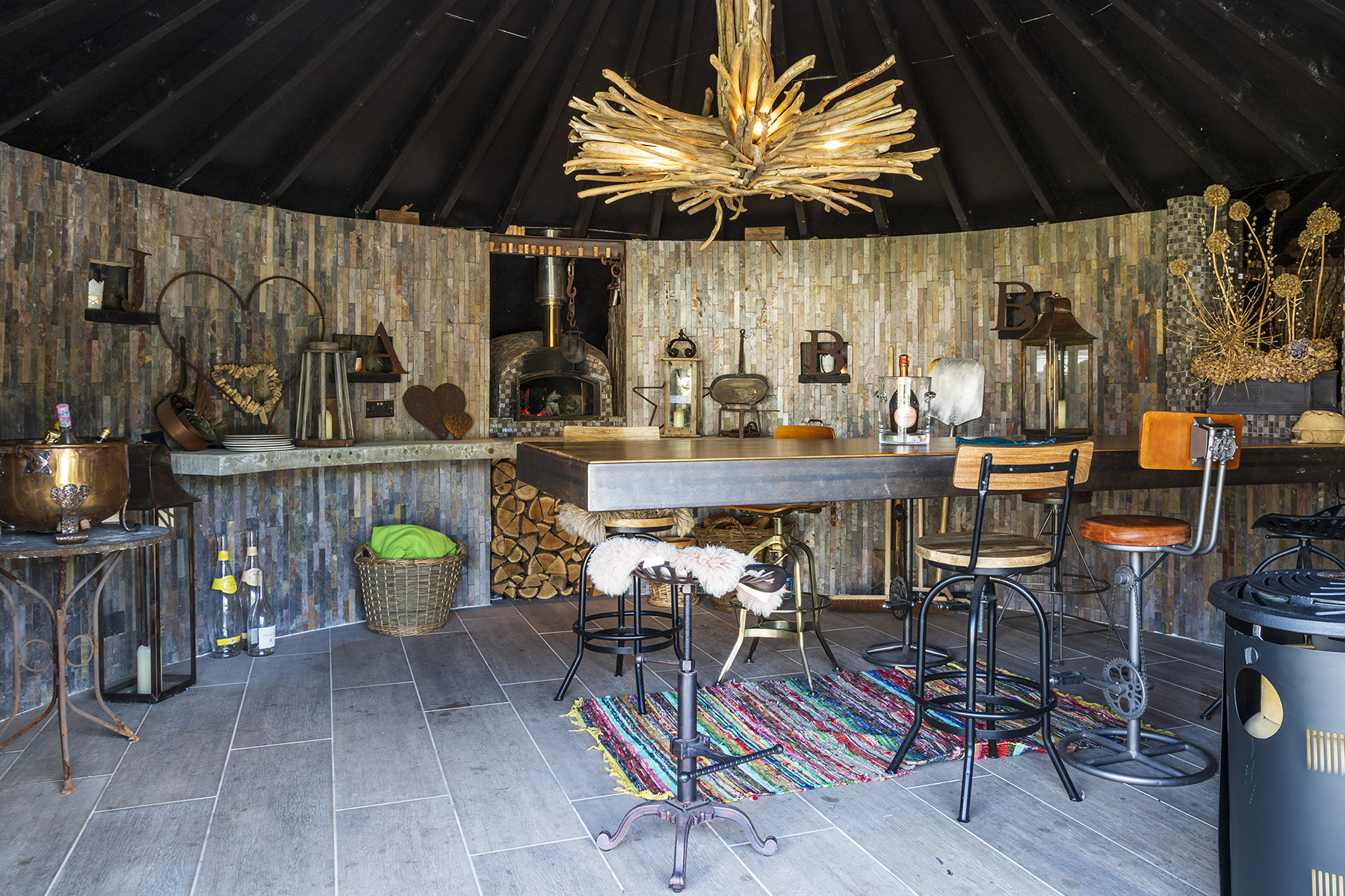 Contemporary Outdoor Living Wickham Bishops. Design and Build Cube 1994 Ltd. Outdoor Living, Dining, Pizza Oven