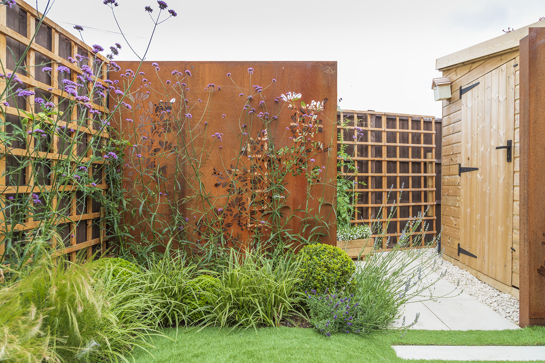 Small Urban Contemporary Garden, Sawbridgeworth Essex. Design and Build Cube 1994. Feature wall