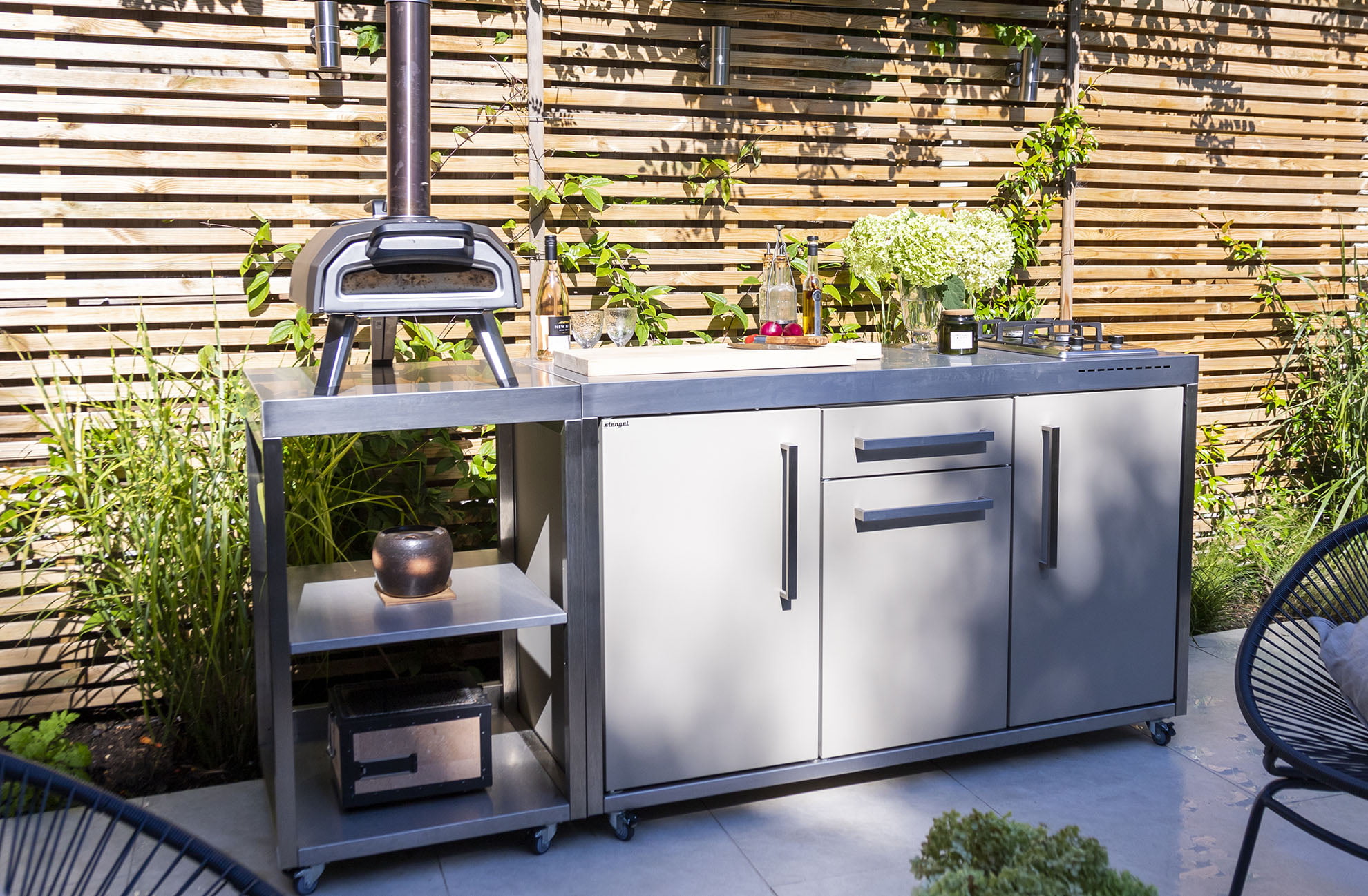 Chic Entertaining Garden Fullbridge Quay Elfin Compact Outdoor Kitchen and Pizza Oven